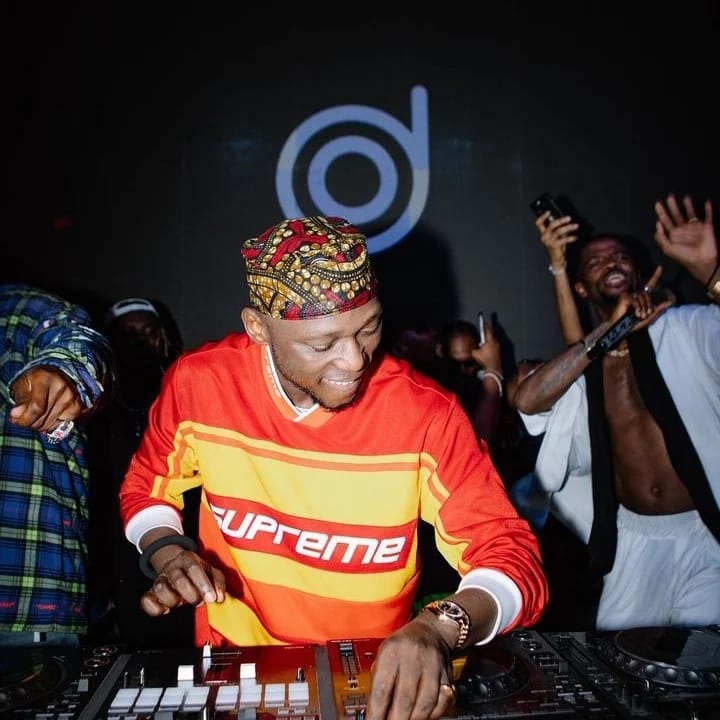 Digifon, partners of Industry Nite presented Spinall with an Award of Outstanding Excellence for his Achievements and 10yrs Contribution in Africa’s Creative Art and Music Industry